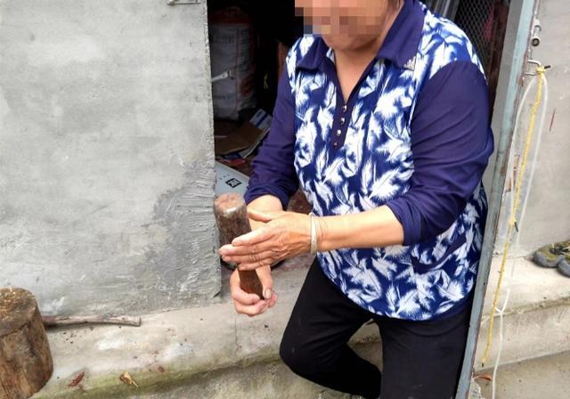 老人用了20年的铁锤子 竟是手榴弹