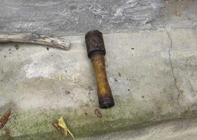 老人用了20年的铁锤子 竟是手榴弹 日常使用险酿祸