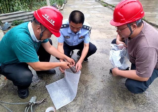 惊险!!90岁高龄一老人用了20年的铁锤子,竟是手榴弹