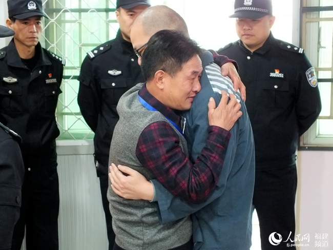男子与父母失散25年后在监狱认亲，6岁男孩被拐25年多方奔走为其寻亲入狱