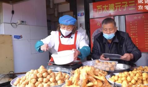 武汉66岁太婆一天炸3000个圆子:吃到太婆的圆子才有年味